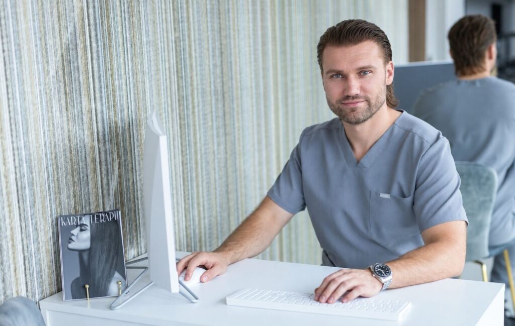 Dr n. med. Marcin Nylec w gabinecie